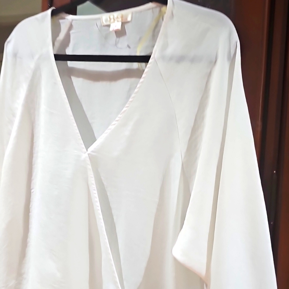 La Vie 89 Elegant Bloouse Wrap Front Float Over Waist White Medium - Picture 8 of 9